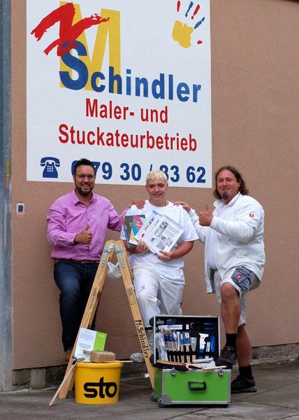 Der Preisträger Moritz Behringer (Mitte) mit Klassenlehrer Matthias Rieger und Ausbildungsmeister Martin Schindler (links und rechts im Bild)