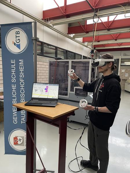 Schüler mit VR-Brille